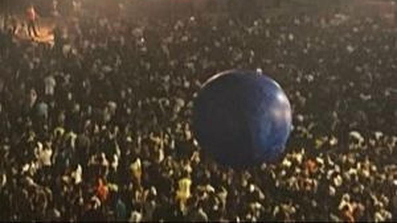 Momen Coldplay Ganti Bendera Pelangi dengan Bendera Putih Bertuliskan Love