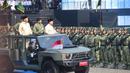 Presiden Prabowo Subianto didampingi Menteri Pertahanan Sjafrie Sjamsoeddin saat melaksanakan inspeksi pasukan dalam upacara HUT ke-80 TNI di kawasan Silang Monas, Jakarta, Minggu (5/10/2025). (merdeka.com/Arie Basuki)
