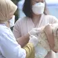 Paramedis menyuntikkan vaksin anti rabies kepada seekor anjing di Kecamatan Duren Sawit, Jakarta, Selasa (7/6/2022). Vaksin rabies yang diberikan secara gratis ini untuk menghindari dan mengantisipasi penyebaran penyakit rabies kepada hewan peliharaan. (merdeka.com/Imam Buhori)