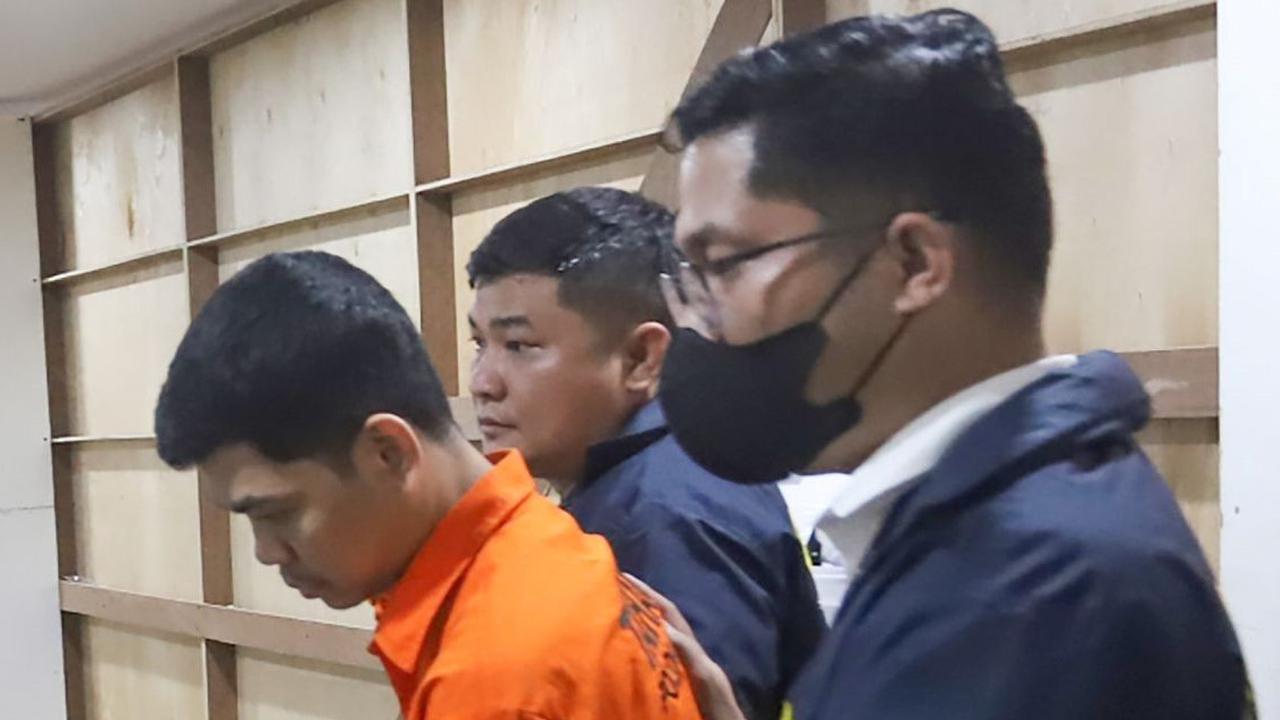 Dengan wajah tertunduk tersangka Yudha digelandang oleh tim Satreskrim menuju ruang rilis kasus pembunuhan Dante (6) anak dari artis Tamara Tyasmara di Polda Metro Jaya, Jakarta, Senin (12/2/2024). Foto: Istimewa merdeka.com