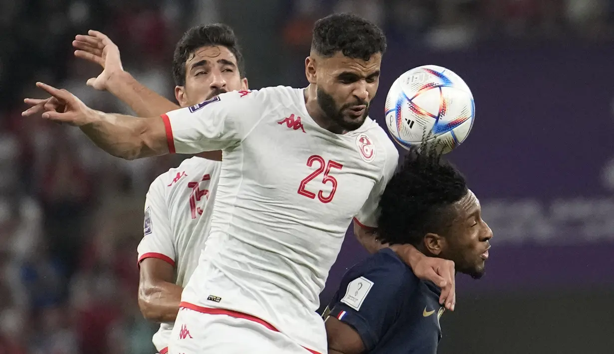 <p>Pemain Tunisia,&nbsp;Ben Slimane berebut bola dengan pemain Prancis, Kingsley Coman saat matchday ketiga Grup D Piala Dunia 2022 yang berlangsung di Education City Stadium, Rabu (30/11/2022). (AP/Christophe Ena)</p>