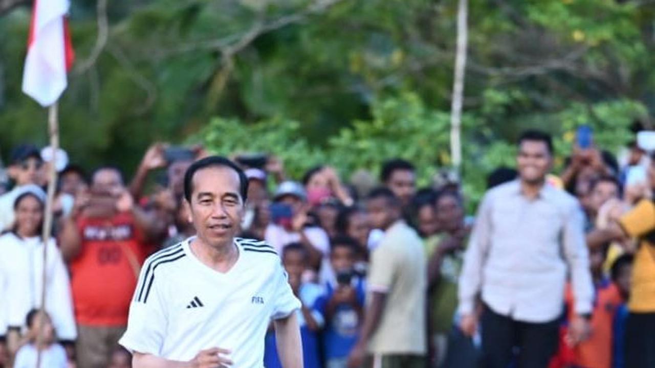 Momen Seru Jokowi Main Bola Bareng Anak-Anak Papua di Lapangan Sorido, Cetak Satu Gol Lalu Kebobolan