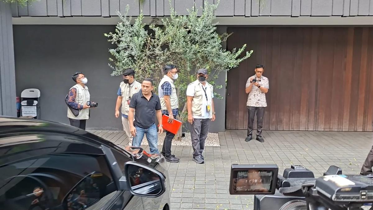 Rumah Silmy Karim Digeledah KPK, Brimob Bersenjata Lengkap Diterjunkan