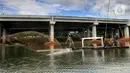 Warga menangkap ikan dengan jala di bawah jalan Tol Serpong-Cinere, Setu Sasak Tinggi, Pamulang, Tangerang Selatan, Banten (6/4/2021). Setu Sasak Tinggi dimanfaatkan warga menangkap ikan mujair. (merdeka.com/Arie Basuki)