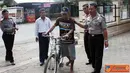 Citizen6, Kendal: Seorang pelaku pencurian telepon genggam bernama Dwi Surono (39) nyaris menjadi sasaran amukan massa setelah kepergok mencuri Handphone. Polisi menyita barang bukti berupa dua handphone, senin (30/5). (Pengirim: Ario Widiyanto) 