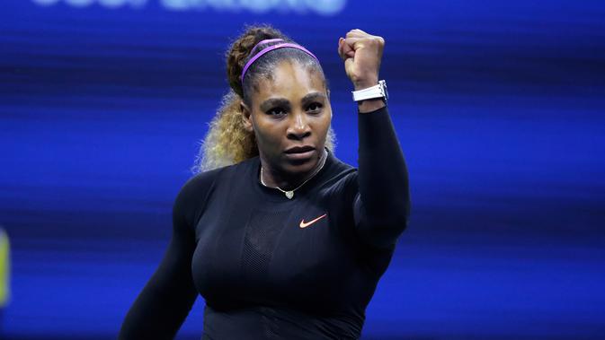 Petenis Serena Williams mengangkat tinjunya setelah mengalahkan Caty McNally dalam putaran kedua turnamen tenis AS Terbuka di New York, Amerika Serikat, Rabu (28/8/2019). Williams menang 5-7, 6 -3, 6-1. (AP Photo/Charles Krupa)