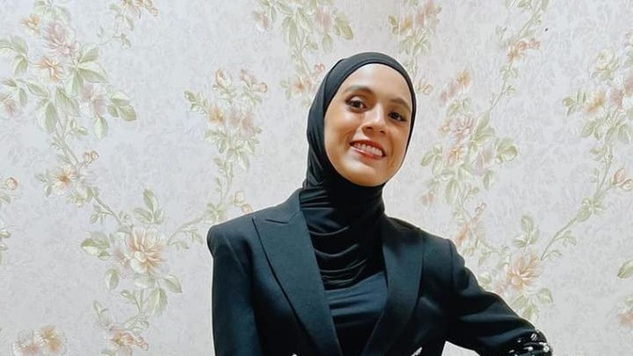 <b>Outfit Formal dengan Blazer dan Celana Motif</b>