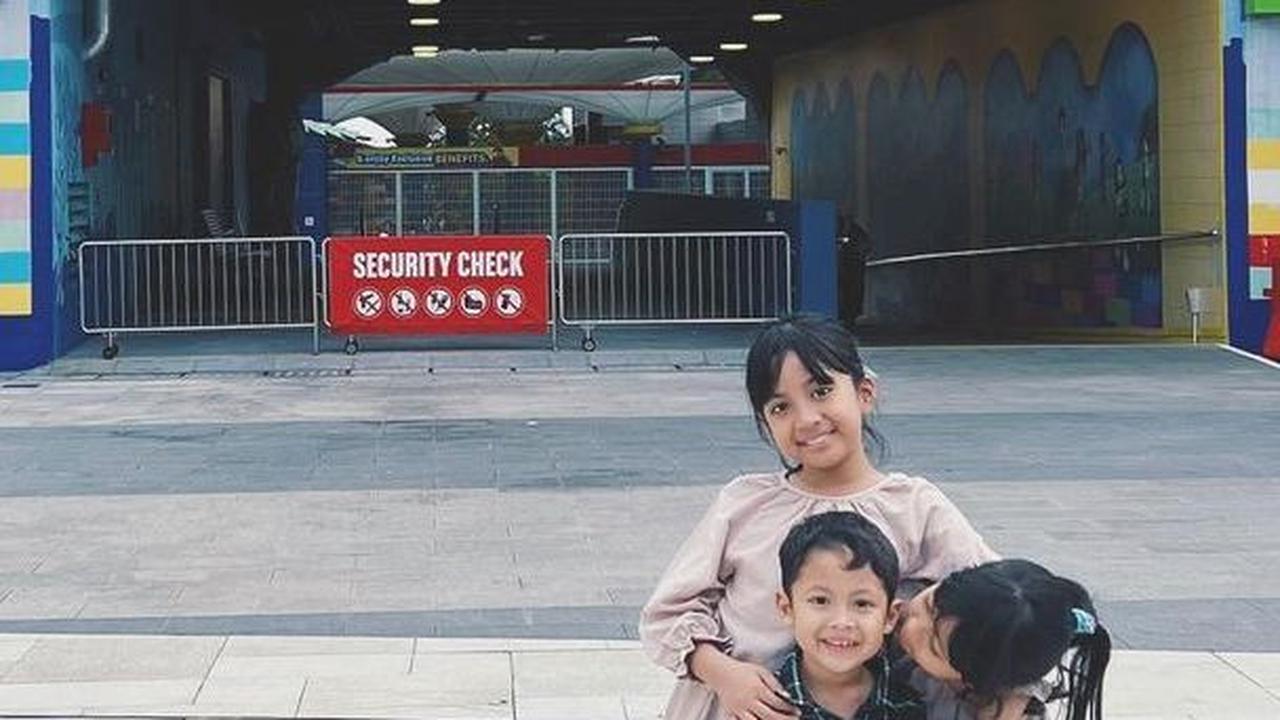 Momen ketiganya saat berpelukan pun juga membuat suasana menjadi lebih hangat dan penuh kebahagiaan.