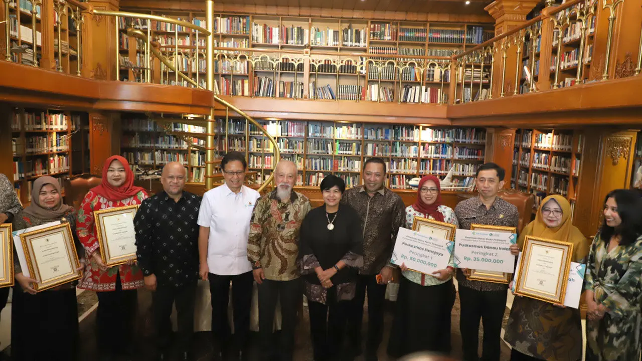 Penyerahan Penghargaan oleh Menkes Budi