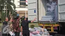 Presiden Joko Widodo menghadiri penindakan barang tekstil impor ilegal di Direktorat Jenderal Bea dan Cukai, Jakarta, Jumat (16/10/2015). Jokowi menyebut, maraknya impor tekstil ilegal merusak industri nasional. (Liputan6.com/Faizal Fanani)