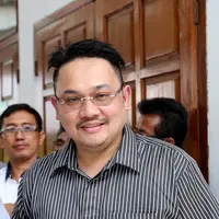 Farhat Abbas yang kini selalu menggunakan taksi untuk bepergian seakan menguatkan kabar jatuh miskin dirinya. Namun lagi, sang kuasa hukum mengatakan jika hal tersebut  merupakan bagian dari dia mengalah bukannya jatuh miskin. (Andy Masela/Bintang.com)