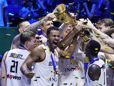 Pemain Timnas Basket Jerman melakukan selebrasi dengan mengangkat Piala Dunia FIBA 2023 setelah mengalahkan Serbia dalam pertandingan final yang berlangsung di Mall of Asia Arena, Pasay, Filipina, Minggu (10/9/2023) malam WIB. Ini menjadi gelar pertama buat Jerman sejak mengikuti Piala Dunia FIBA sejak 1986. (AP Photo/Michael Conroy)