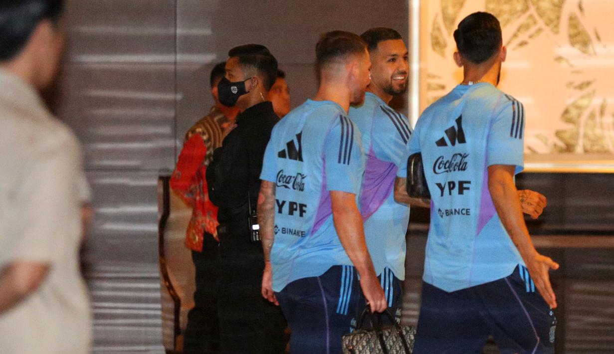 Pemain Timnas Argentina, Alexis Mac Allister (kiri) berjalan meninggalkan lobi hotel menuju tempat latihan di Stadion Utama Gelora Bung Karno, Jakarta, Sabtu (17/6/2023). (Bola.com/Bagaskara Lazuardi)
