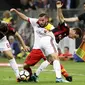 Pemain Benevento, Enrico Brignola mencoba melewati dua pemain AC Milan, Ricardo Rodriguez dan Giacomo Bonaventura. (AP Photo/Luca Bruno)