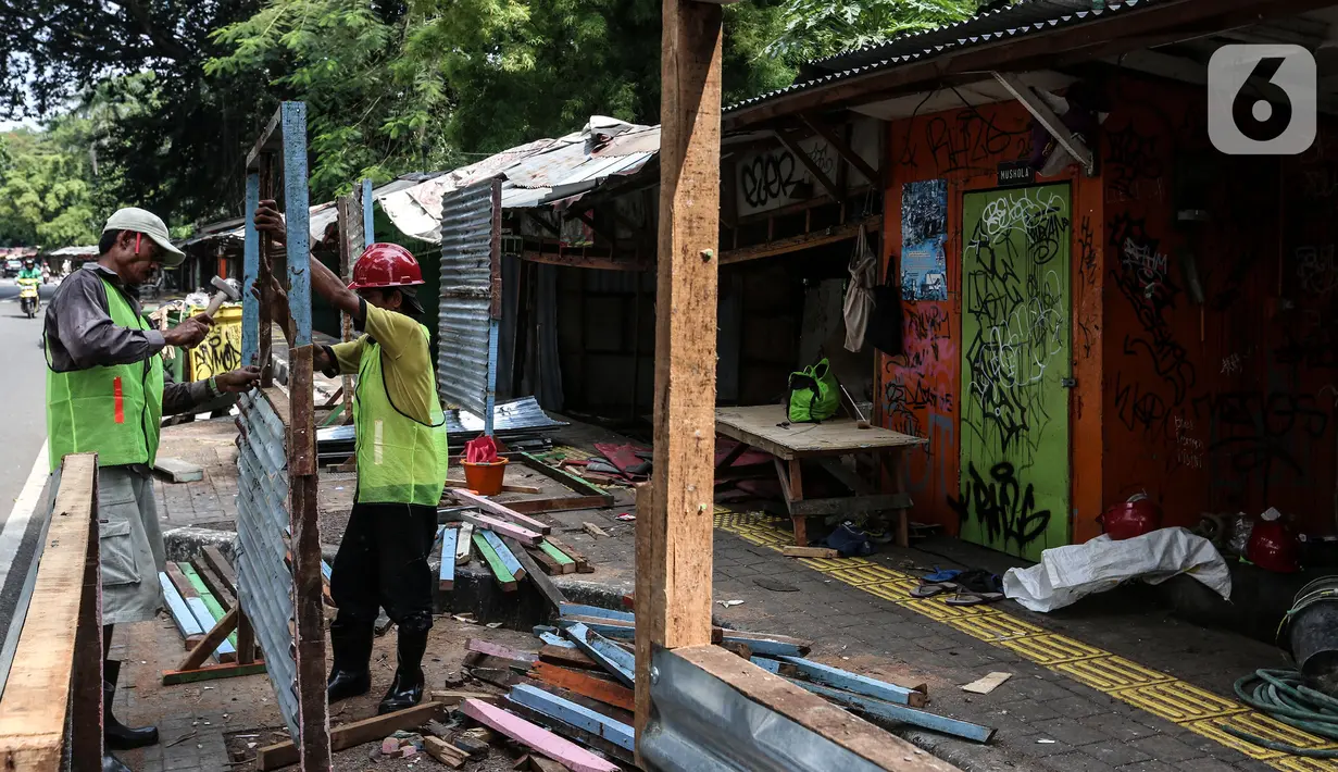 <p>Petugas membongkar ruko di Pasar Burung Barito, Kebayoran Baru, Jakarta Selatan, Jakarta, Selasa (10/5/2022). Pemerintah Kota Jakarta Selatan membongkar sejumlah ruko di Pasar Burung Barito untuk direnovasi. (Liputan6.com/Johan Tallo)</p>