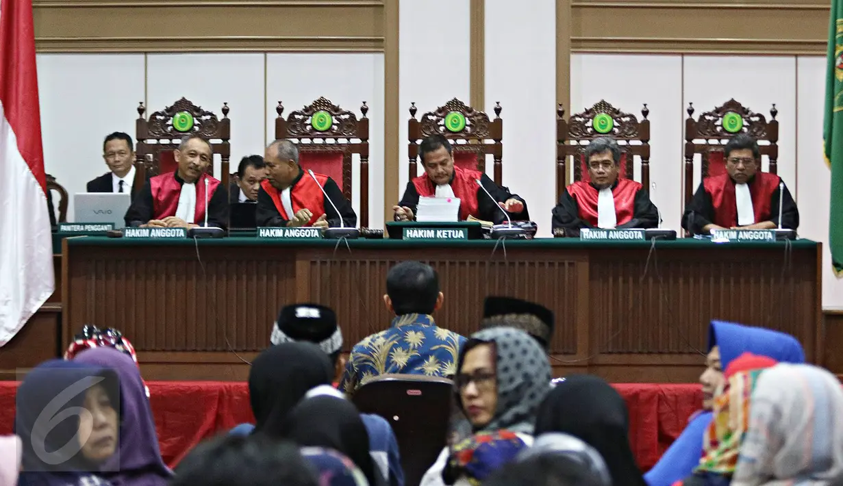 Majelis Hakim memimpin sidang lanjutan dengan terdakwa Basuki Tjahaja Purnama atau Ahok di Gedung Kementerian Pertanian, Jakarta, Selasa (4/4). Agenda sidang ke-17 adalah pemeriksaan terdakwa dan pemaparan barang bukti. (Liputan6.com/Immanuel Antonius)