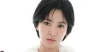 Untuk outfit layering, rambut pendek Song Hye Kyo ditata lebih rapi dengan poni belah tengah [@kyo1122]