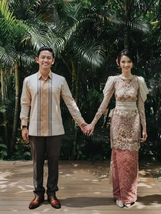 Keduanya tampak kompak dengan busana warna dasar champagne yang senada. Sedangkan coraknya memadukan warna emas dan krem. (Instagram/suryaabduh).