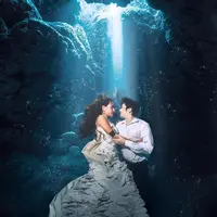 Lihat lebih dekat gaun Shenina Cinnamon untuk pemotretan underwater (@shenacinnamon)