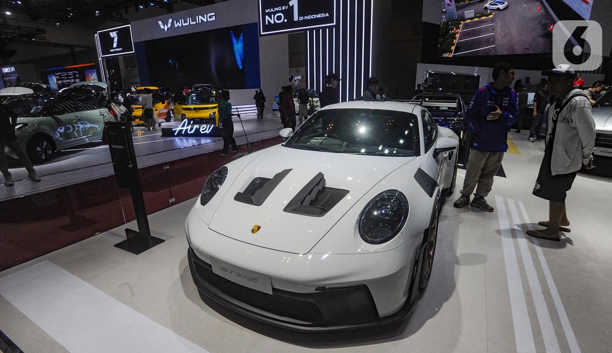 Pengunjung melihat mobil mewah Porsche GT3 RS pada pameran otomotif GAIKINDO Indonesia International Auto Show (GIIAS) 2024 di Indonesia Convention Exhibition (ICE) BSD Tangerang, Banten, Jumat (19/7/2024). (merdeka.com/Arie Basuki)