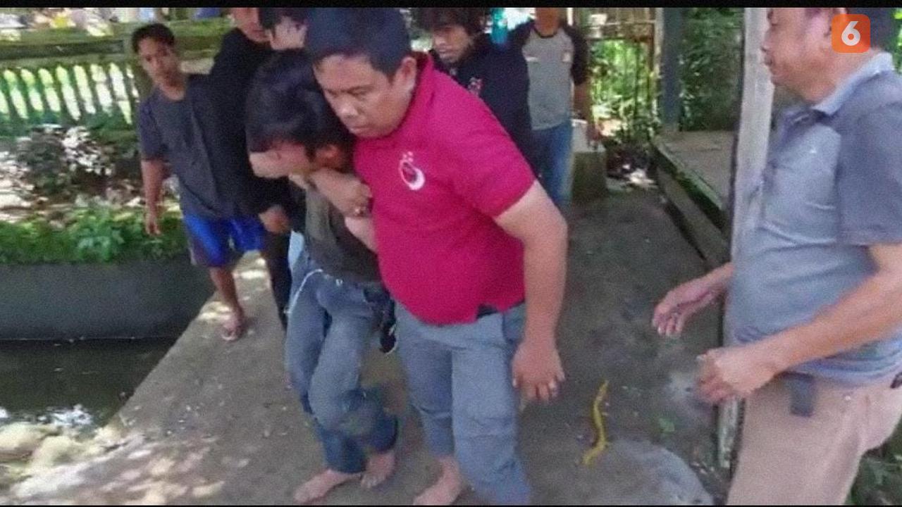 Penangkapan Ridwan (23), pria di Maros yang nekat banting keponakannya hingga kepalanya pecah (Liputan6.com/Fauzan)