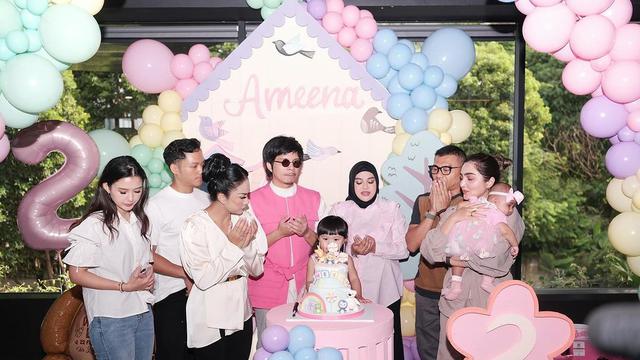 Gaya Kompak Serba Pink Atta Halilintar-Aurel Hermansyah di Perayaan Ulang Tahun ke-2 Ameena