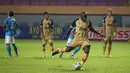 Namun pertandingan akhirnya dilanjutkan dan Herman Dzumafo yang menjadi algojo berhasil menutaskan tugasnya dengan baik dan membuat Dewa United unggul 1-0. (Bola.com/Bagaskara Lazuardi)