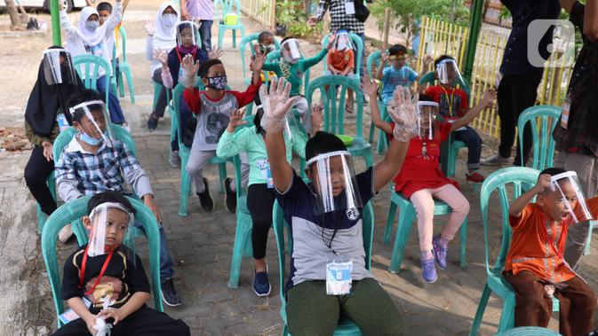 Anak-anak melakukan kegiatan belajar di luar sekolah di Kampung Belajar New Normal di Pinang Indah, Tangerang, Jumat (19/6/2020). Kampung Belajar New Normal ini didirikan untuk anak - anak kawasan tersebut yang ingin kembali bersekolah. (Liputan6.com/Angga Yuniar)