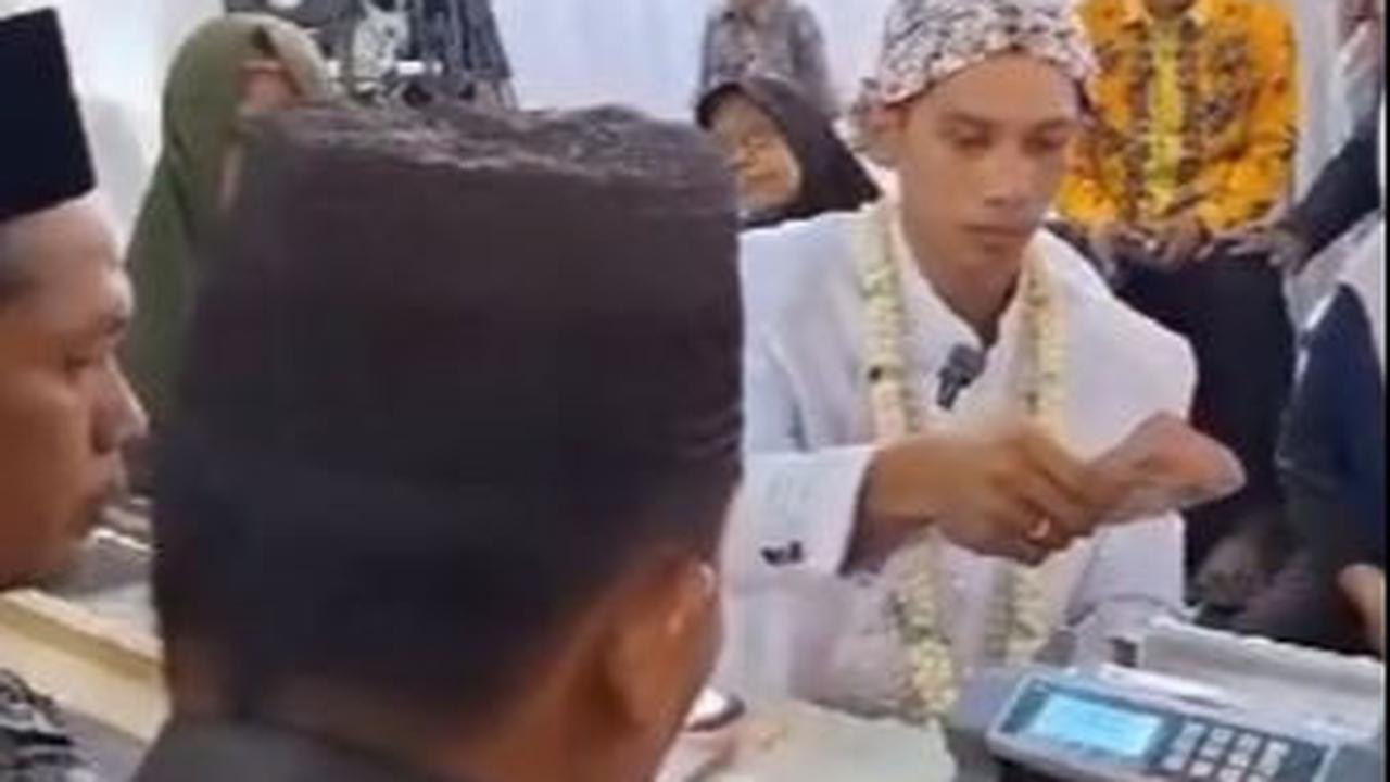 Beberapa kali, mesin uang tersebut selesai menghitung. Namun saat itu pula, uang mahar selanjutnya dari sang mempelai pria kembali diletakkan.