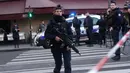 Seorang polisi wanita berjaga-jaga di sekitar Museum Louvre, Perancis, Jumat (3/2). Daerah di sekitar Museum Louvre telah diamankan dan tertutup untuk sementara. (AP Photo/Thibault Camus)