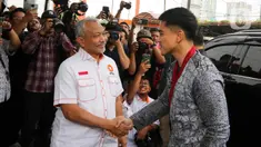 Presiden PKS Ahmad Syaikhu (kiri) menyambut Ketua Umum PSI Kaesang Pangarep (kanan) saat tiba di Kantor DPP PKS, Jakarta, Senin (8/7/2024). (Liputan6.com/Herman Zakharia)