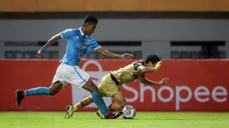 Pada menit 56, kesialan menimpa Sulut. Wasit menunjuk titik putih setelah Yudi Khoerudin (kiri) mendorong Rangga yang mengejar bola di sisi kiri kotak penalti. (Bola.com/Bagaskara Lazuardi)
