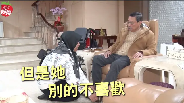 TKW Yuli membantu aktor senior Chen Sung-young memakai sepatu. Wanita itu sudah dianggap anak.