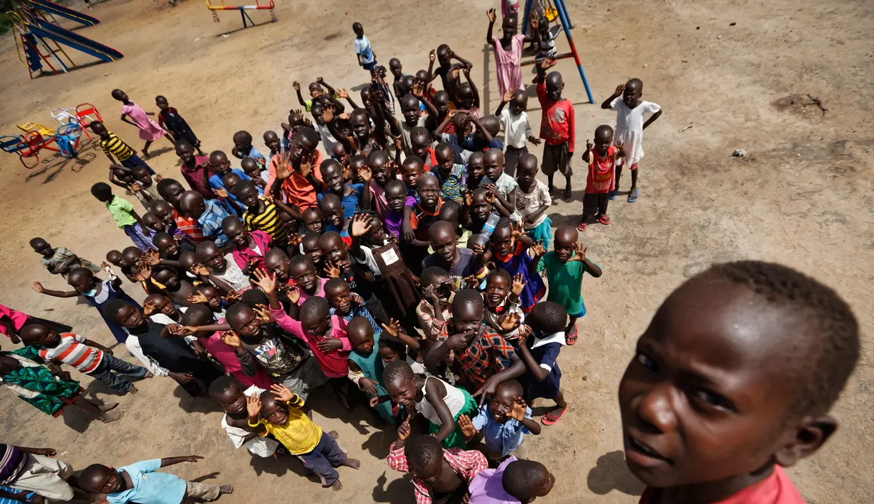 Anak-anak pengungsi Sudan Selatan berpose saat di Foto oleh fotografer di halaman sekolah pembibitan Ombechi di Bidi Bidi, Uganda, (5/6). Bidi-Bidi menampung para pengungsi yang melarikan diri dari perang saudara di Sudan Selatan. (AP Photo/Ben Curtis)