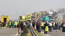 Saksi mata mengatakan jarak pandang sangat terbatas, namun para pengendara tidak menyalakan lampu ketika melintas di jembatan antar pulau itu. (Dailymail/PA/wwn)