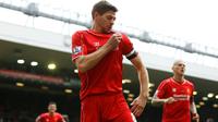 Steven Gerrard Rayakan Gol ke gawang QPR (Reuters / Carl Recine)