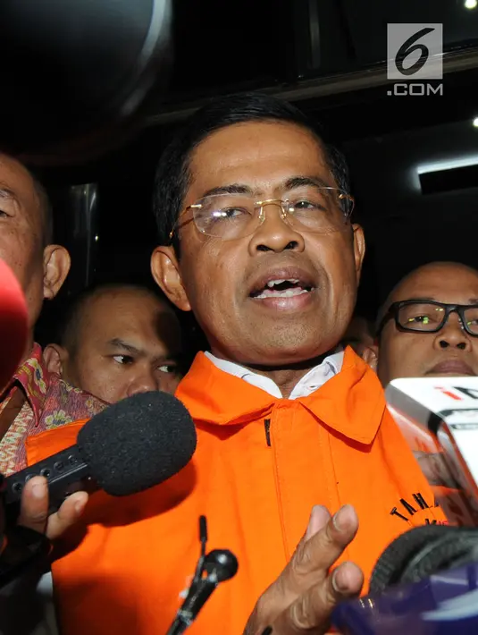 Mantan Mensos Idrus Marham memberi keterangan pers usai menjalani pemeriksaan di Gedung KPK, Jakarta, Jumat (31/8). Idrus Marham resmi ditahan untuk mempermudah penyidikan terkait kasus suap Rp 4,8 miliar proyek PLTU Riau-1. (merdeka.com/Dwi Narwoko)