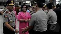 Kabareskrim Komjen Pol Budi Waseso didampingi istri, menerima ucapan selamat dari sejumlah pati polri usai menerima kenaikan pangkat, Jakarta, Kamis (5/2/2015). (Liputan6.com/Johan Tallo)