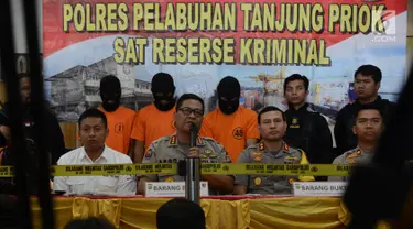 Kabid Humas Polda Metro Jaya Kombes Pol Argo Yuwono (kedua kiri) memberi keterangan kepada awak media saat mengelar perkara kasus kebakaran kapal motor tradisional di Pelabuhan Muara Baru, Jakarta, Sabtu (2/3). (Merdeka.com/Imam Buhori)