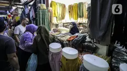 Para pembeli memilih pakaian di Pasar Cipulir, Jakarta Selatan, Rabu (27/4/2022). Peningkatan pembelian pakaian di Pasar Cipulir terjadi karena banyak pedagang maupun warga yang berbelanja lebih awal untuk mengantisipasi keramaian mendekati Idul Fitri. (Liputan6.com/Johan Tallo)