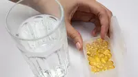 Minum Vitamin D3 1000IU dengan segelas air putih (Credit: Pexels)