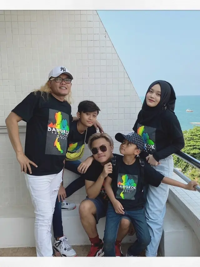 Jadi Single Parent, Ini 6 Potret Seleb Cowok saat Mengasuh Anak