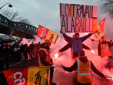 Mahasiswa dan pekerja menggelar unjuk rasa di Paris, Prancis, Kamis (31/3). Mereka menolak rancangan undang-undang sosialis pemerintah Prancis yang dinilai merugikan pekerja. (Alain JOCARD/AFP)