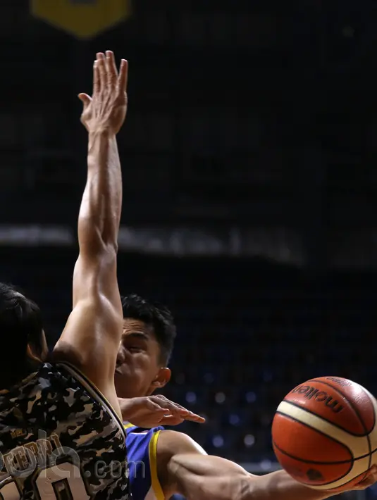 Pemain Satria Muda, Herdianus (kanan) mengecoh pemain CLS Knights, Febri pada laga semifinal IBL di Britama Arena, Kelapa Gading, Jakarta, Minggu (23/4/2017). Satria Muda menang 74-69. (Bola.com/Nicklas Hanoatubun)