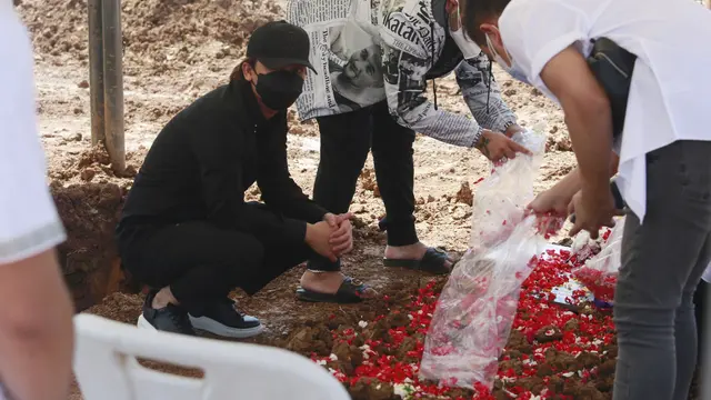 Pemakaman Ibunda Amanda Manopo di San Diego Hills, Karawang, Senin (26/7/2021) (Kapanlagi.com/Akrom Sukarya)