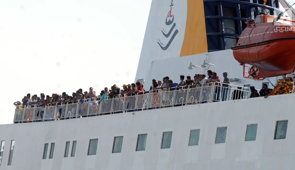 Penumpang berada di KM Dharma Ferry VII saat tiba di Dermaga Gapura Surya Nusantara, Pelabuhan Tanjung Perak, Surabaya, Jawa Timur, Kamis (30/5/2019). Memasuki H-6 Idul Fitri, pemudik yang berasal dari luar pulau Jawa mulai berdatangan. (merdeka.com/Dwi Narwoko)