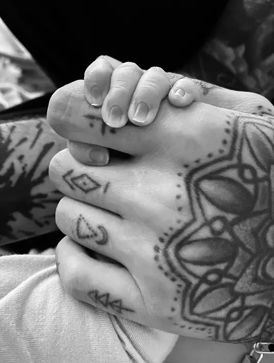 “Bayi perempuan kami telah di sini, sehat dan cantik. Mencoba menuliskan kata-kata tentang apa yang aku rasakan sekarang ini bukan hal yang mungkin. Cinta yang aku rasakan untuk manusia kecil ini jauh dari pemahamannku,” ungkap Zayn Malik, Kamis (24/9/2020). (Instagram/zayn)