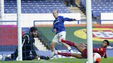Pemain Everton Tom Davies nyaris mencetak gol ke gawang Liverpool dalam lanjutan Liga Inggris di Goodison Park, Senin (22/6/2020). (foto AP / Jon Super, Pool)