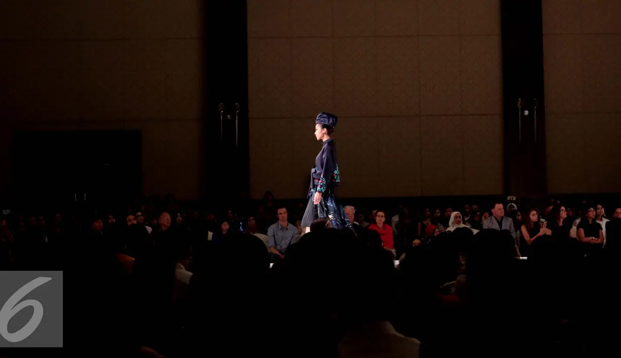 Model mengenakan busana LaSalle College yang bertajuk "Sekala" pada Fashion Nation di Senayan City, Jakarta (15/4). Peragaan busana ini merupakan hasil observasi studi para murid LaSalle College Jakarta di Pulau Dewata. (Liputan6.com/Gempur M Surya)