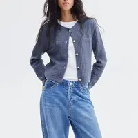 Librarian chic membawa kembali gaya klasik yang rapi dan intelektual lewat cardigan, rok pleats, loafers, hingga aksesori bernuansa vintage. (Foto/Dok: H&M)